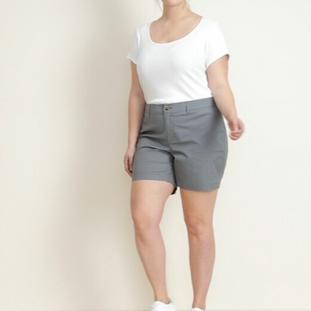 Old Navy Mid-Rise Everyday Twill Shorts in Blank Slate 7-inch inseam
